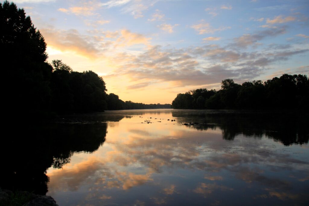 balade en bateau sur la loire au coucher du soleil